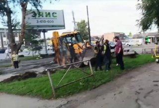 В Челябинске мигрант напал на мужчину, который возмутился порчей газона....