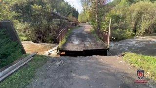 В Слизнево рухнул мост после ливней. В посёлке под Дивногорском вода в реке...