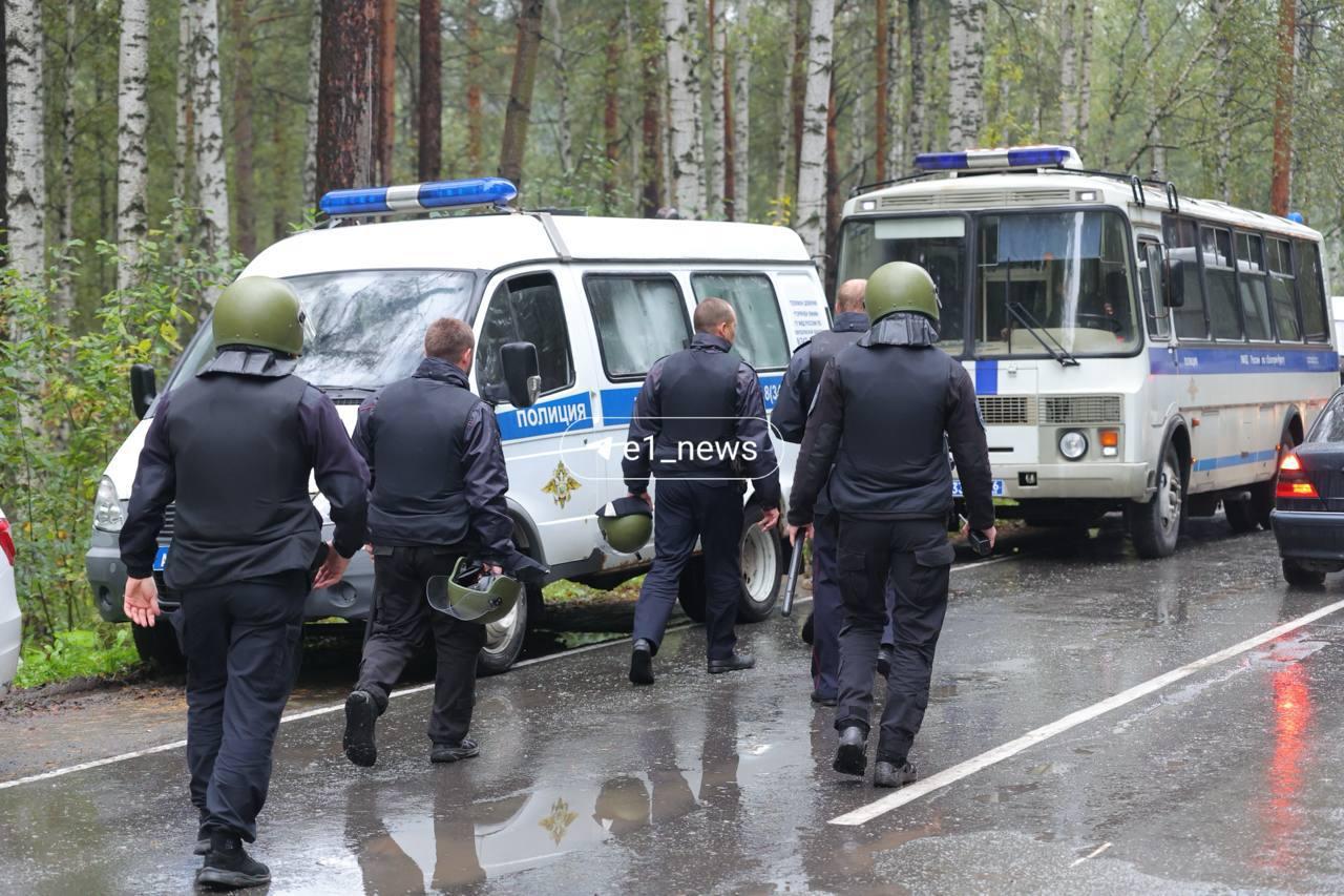 Поиски сбежавших террористов продолжаются: обнаружены следы и палатка...