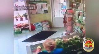 Грабитель-неудачник попал под уголовку за налёт на цветочный магазин в Красноярске.