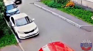 В Красноярске трёхлетний мальчик на беговеле едва не попал под машину