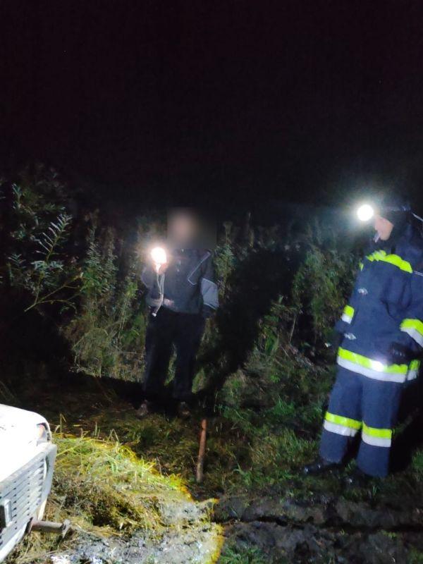 Трое парней заблудились в лесу в Берёзовском районе Спасателям разыскивали...