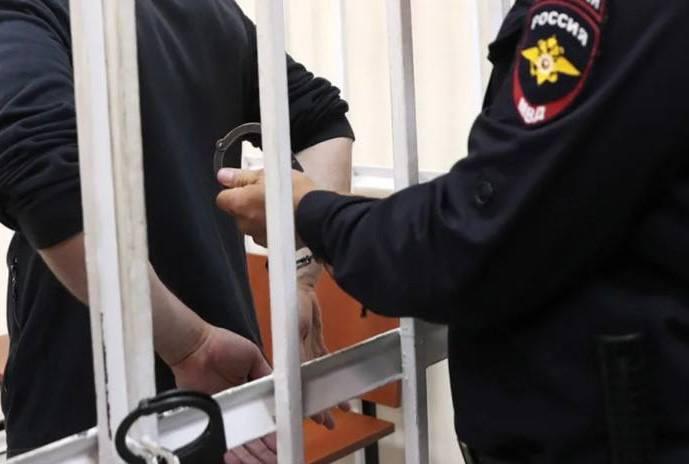 Бывшего милиционера, состоявшего в банде, наказали за убийства 25-летней...