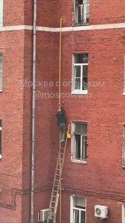 В районе Академический решили покрасить трубу. 🇷🇺 Источник: ЧП МОСКВА