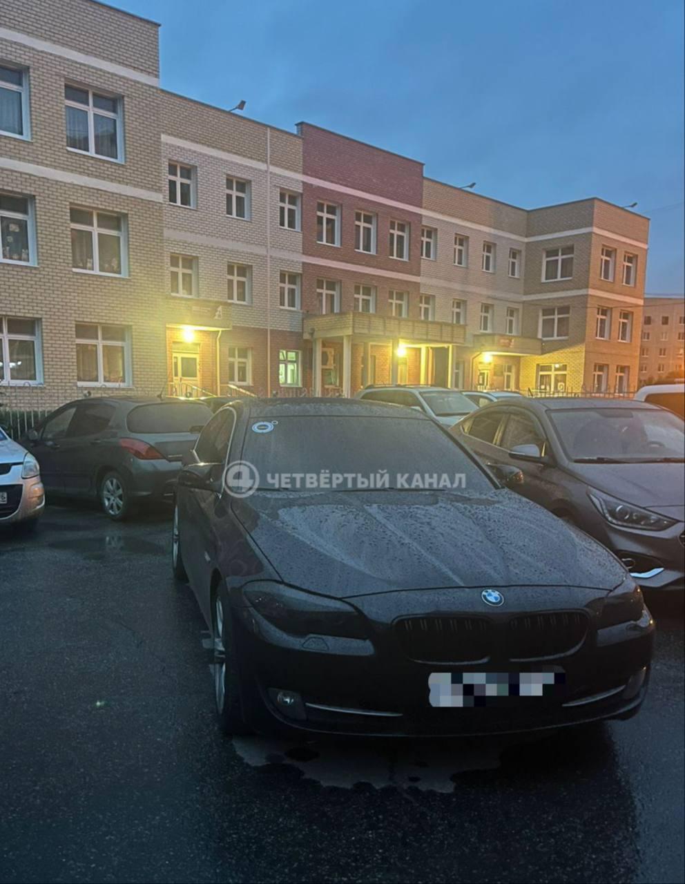 Машину облили краской в Среднеуральске из-за того, что ее хозяин криво припарковался