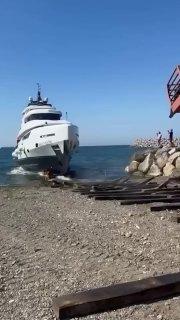Роскошная яхта стоимостью 1 миллион долларов затонула всего через 15 минут после спуска на воду в Турции