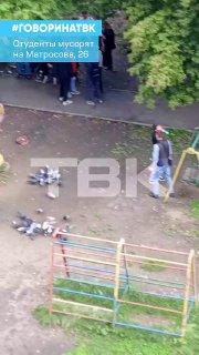 Студенты превратили двор в столовую на Матросова, 26