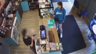 В Красноярске девушка разгромила кофейню и кинула в бариста степлер. Это...
