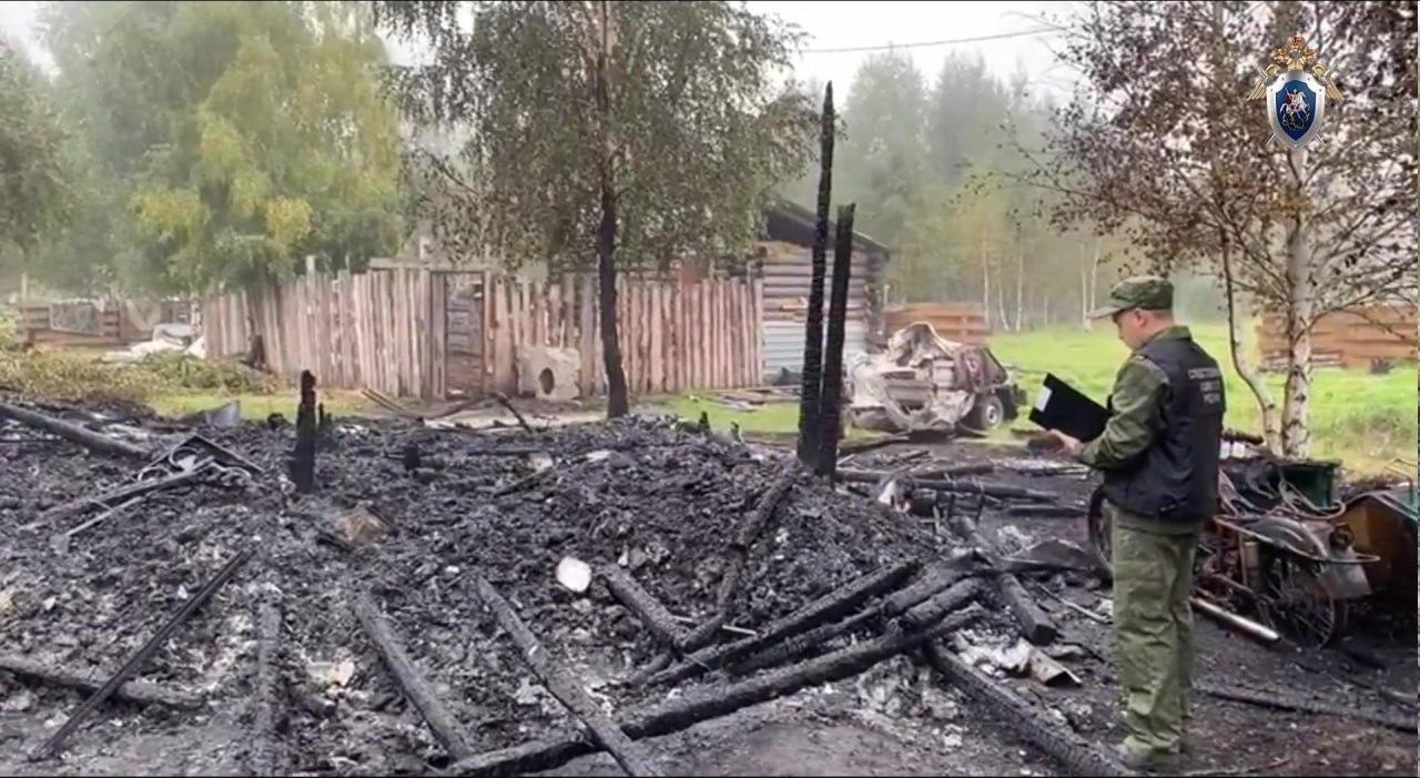 Фото с места трагедии в Белоярском районе, где во время пожара погибли трое...