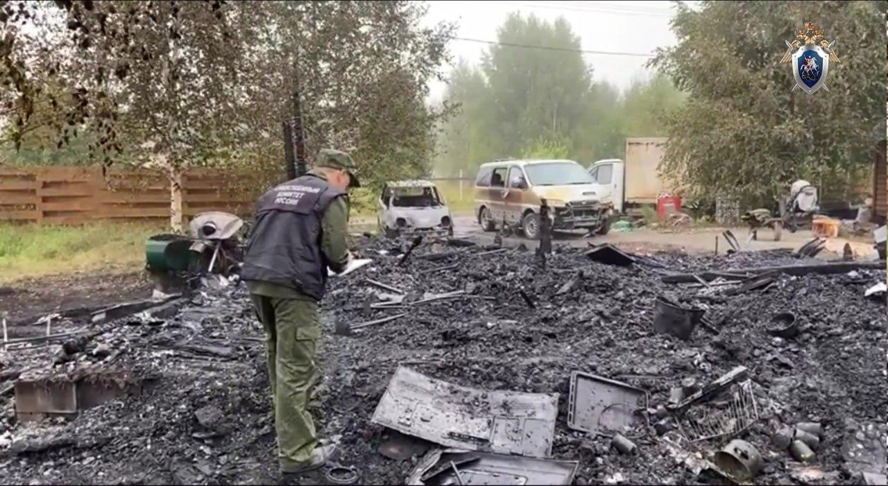 Фото с места трагедии в Белоярском районе, где во время пожара погибли трое...