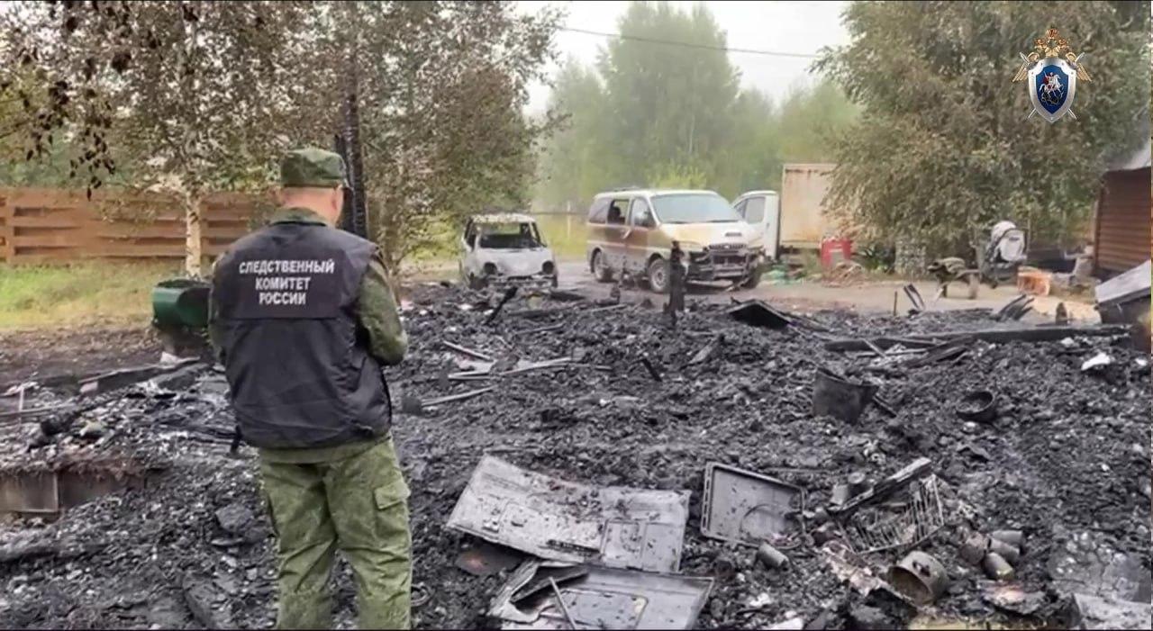 Фото с места трагедии в Белоярском районе, где во время пожара погибли трое...