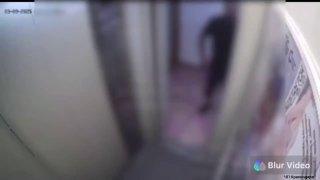 В Краснодаре мужчина избил жену в лифте. Девушка заходит уже с окровавленным...