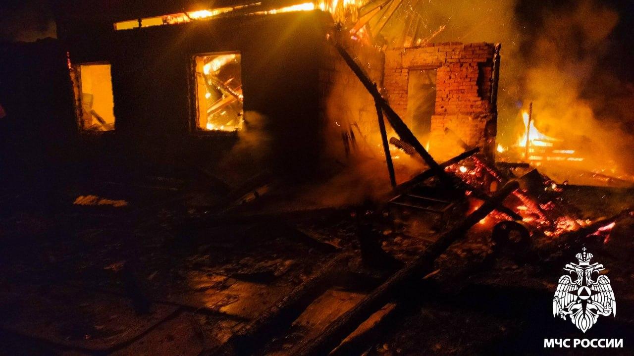 В Осинниках огонь уничтожил жилой дом и баню