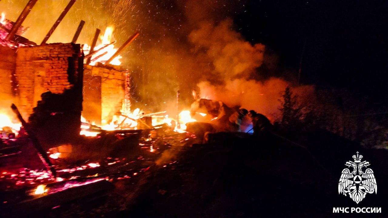 В Осинниках огонь уничтожил жилой дом и баню
