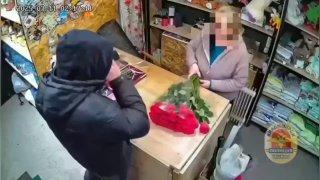 17-летний парень пришёл в цветочный магазин, попросил показать самый красивый...