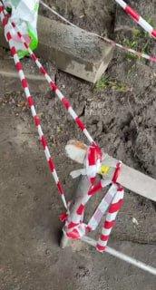 У школы №149 провалился грунт. Обвал случился прямо у ворот, участок уже...