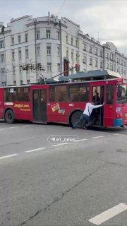 В Екатеринбурге пассажиры 27 троллейбуса пытались вытолкать застрявший...