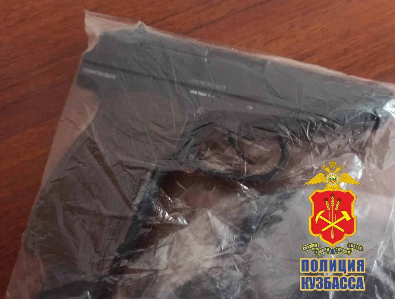 В Осинниках полицейские задержали мужчину, устроившего с балкона стрельбу из охолощенного пистолета