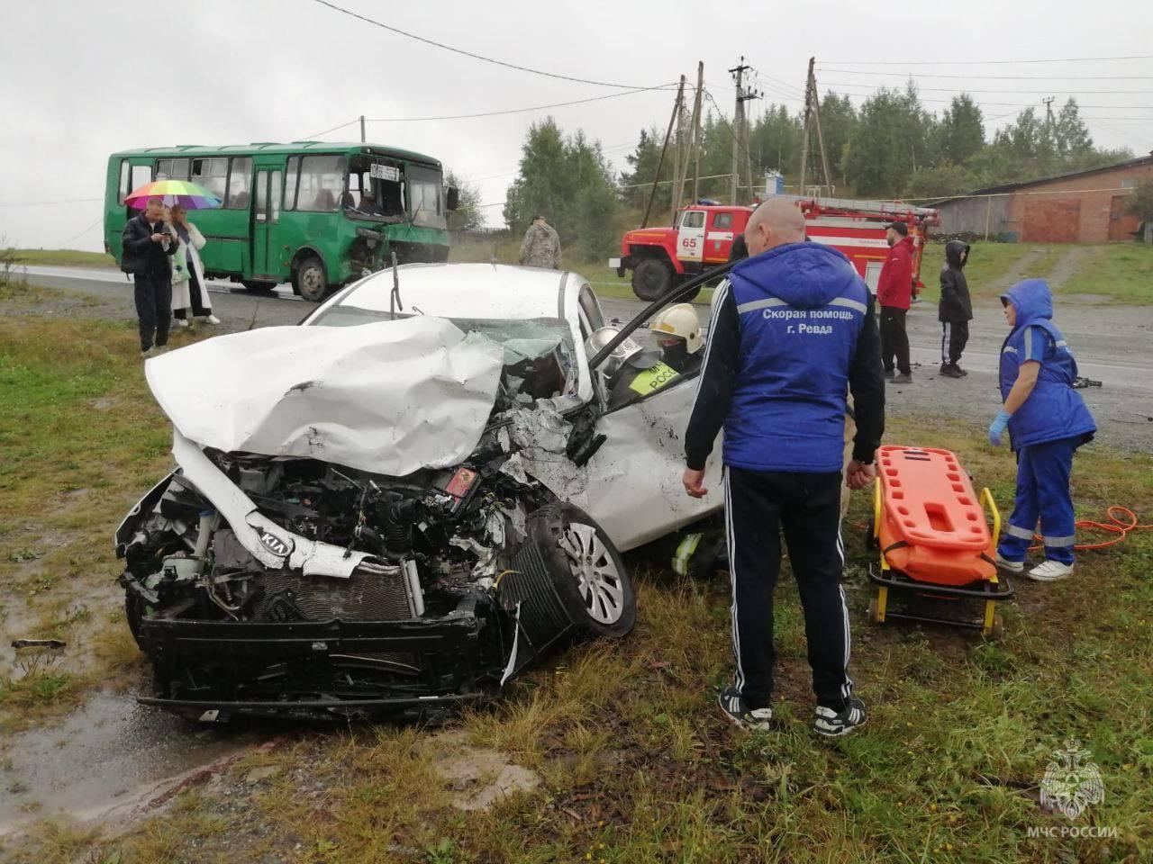 Под Екатом легковушка влетела в автобус