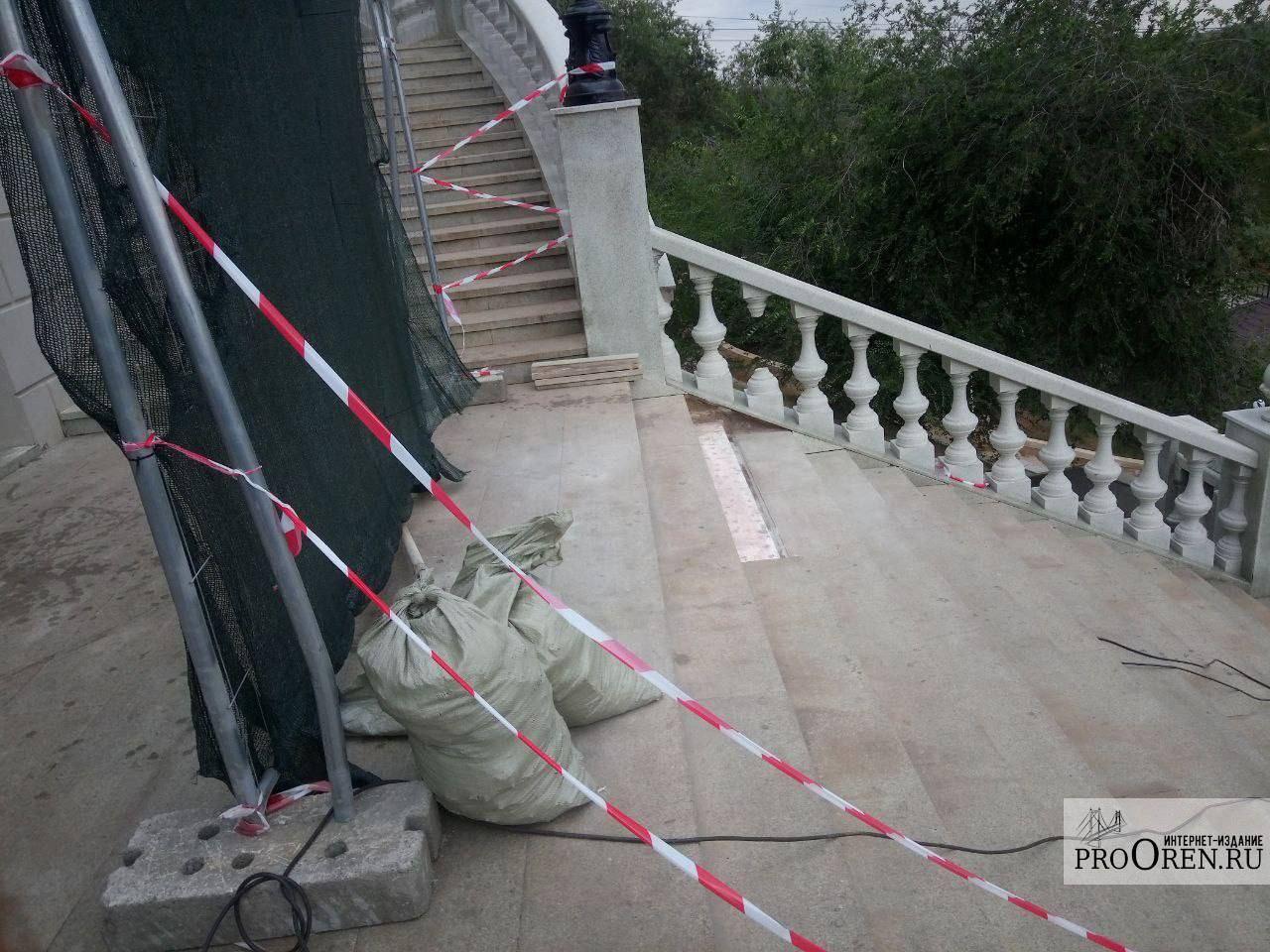 В Оренбурге начали ремонт спуска к Уралу, повреждённого вандалами. Работы...