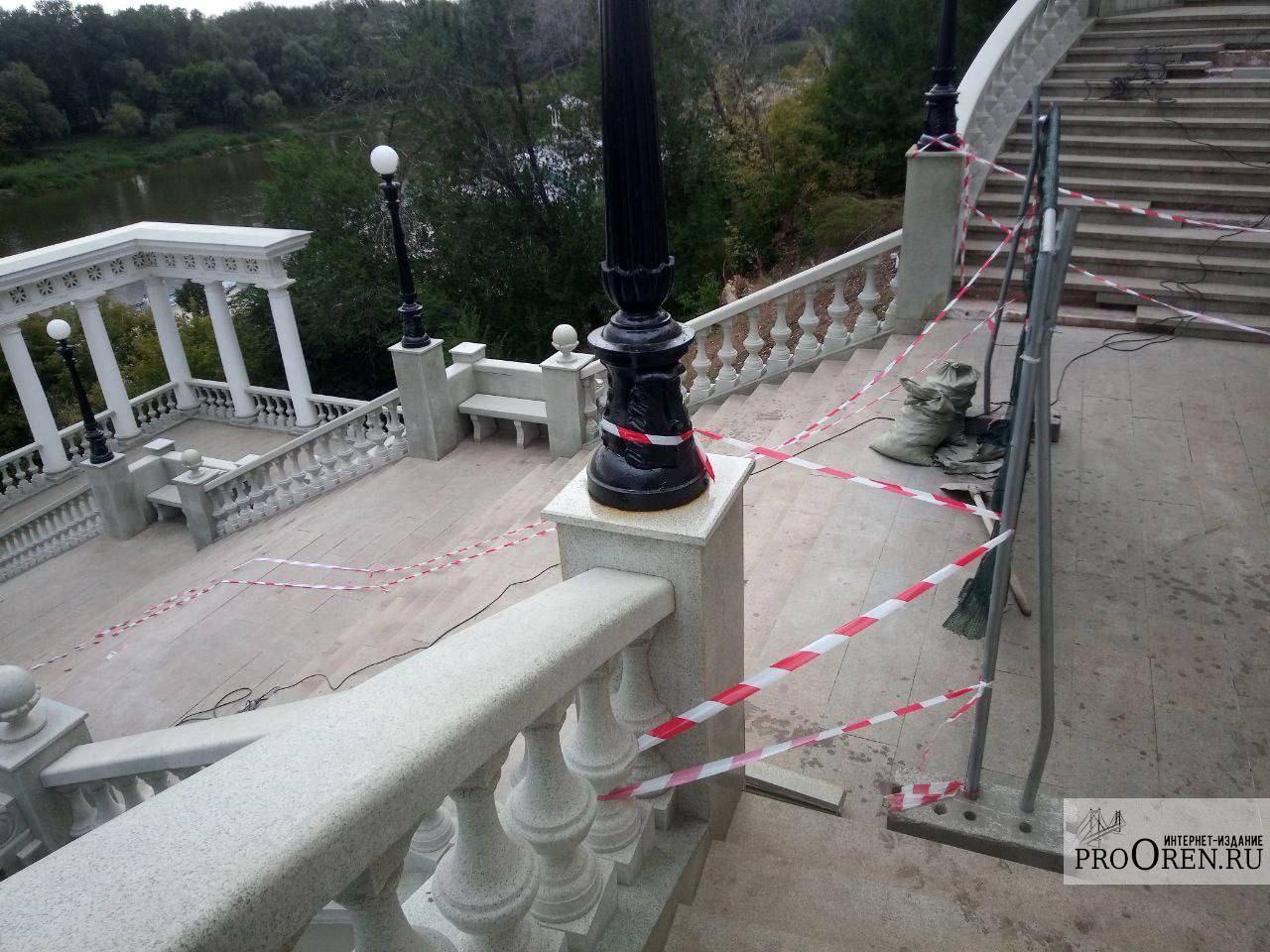 В Оренбурге начали ремонт спуска к Уралу, повреждённого вандалами. Работы...