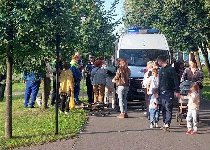 В Дмитрове подростки на электроскутере сбили маму с семилетним ребёнком и...