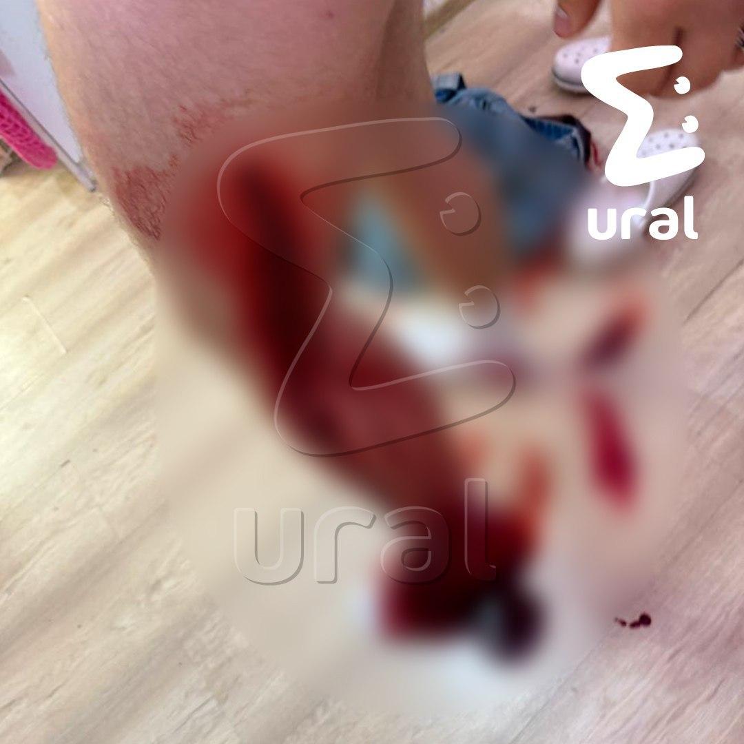Пьяные мужики устроили драку в екатеринбургском Академе — одному парню...