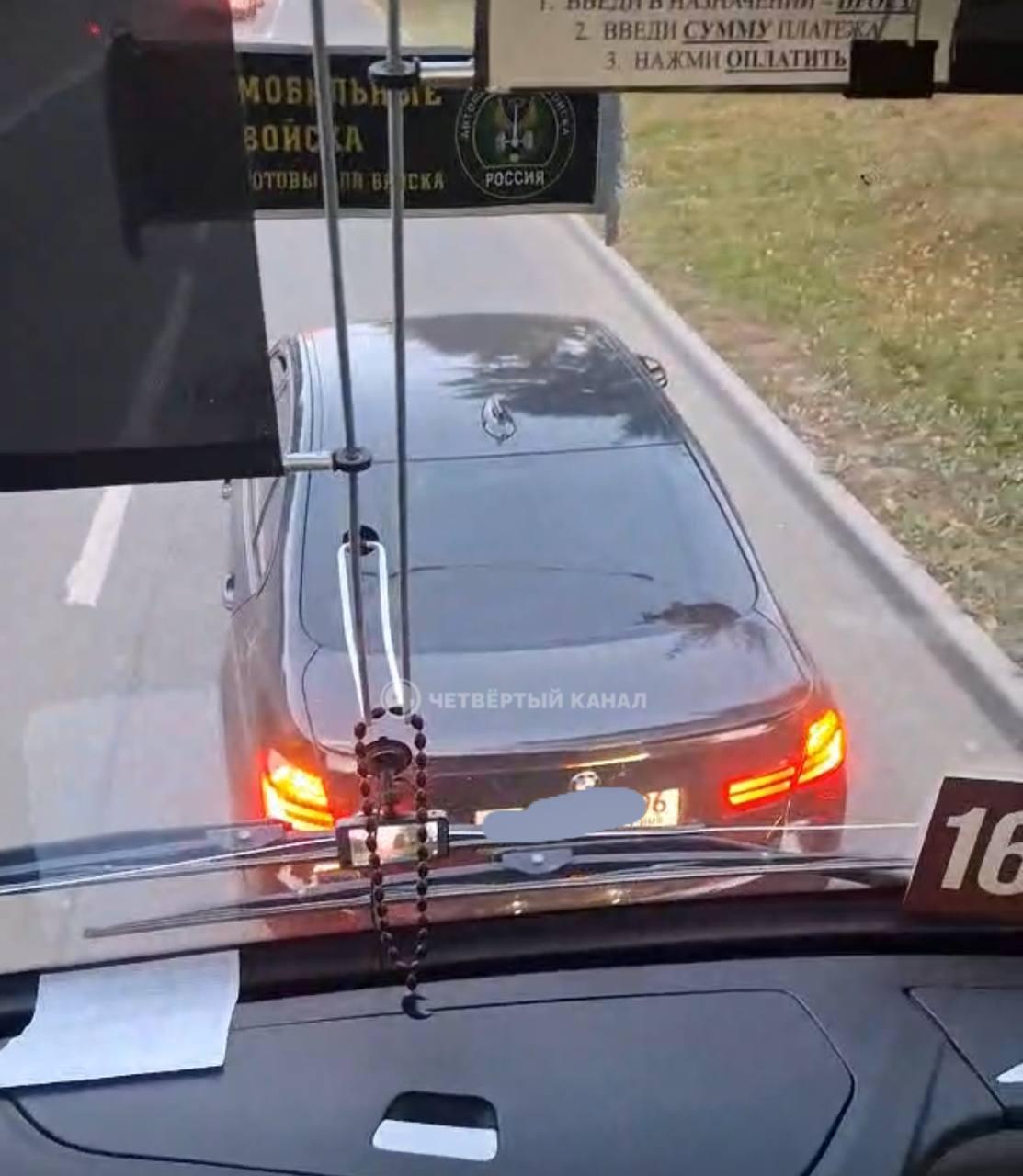 «Пытался остановить опасного водителя» — владелец BMW рассказал, почему заблокировал проезд автобусу
