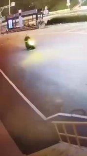 Юный мопедист из Владивостока попытался встать на заднее колесо, но не...