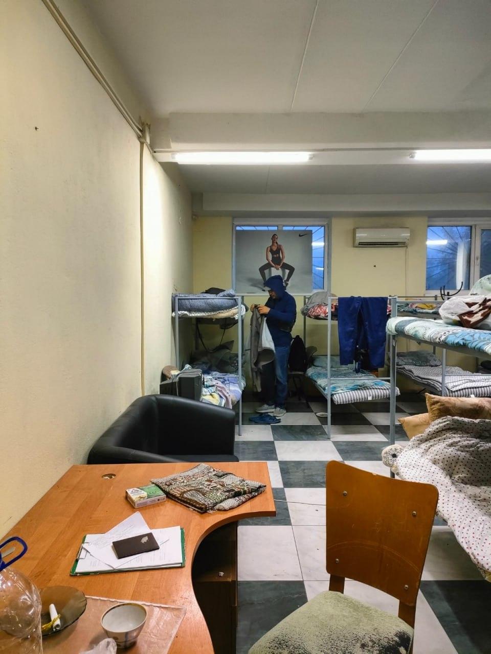 Полиция проверила хостел с мигрантами на Елизавете В помещении на Мартовской,...
