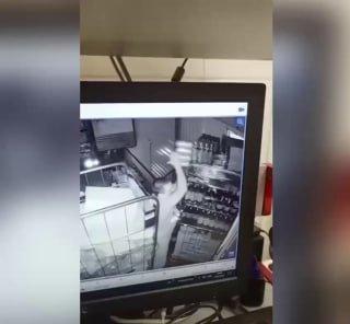 Вот так грузчик в магазине «Магнит» из Орла разгружает товар. Теперь понятно...