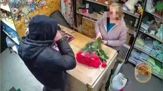 Школьник украл букет роз и подарил девушке. Теперь ждет суд.