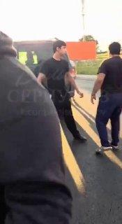 В подмосковном Серпухове пьяные мигранты заблокировали реверсивный проезд в...