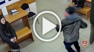 В Хакасии сотрудники Госавтоинспекции и граждане оказали доврачебную помощь мужчине, у которого случился приступ эпилепсии