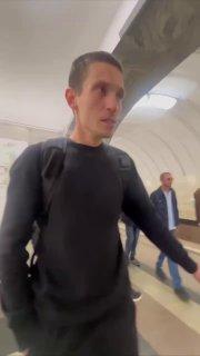 Парень пытался облизнуть 16-летних школьниц и трогал их за ягодицы в метро...