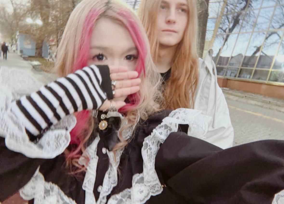17-летняя альтушка покончила с собой после того, как её выгнали из школы за неформальный вид в Казахстане.