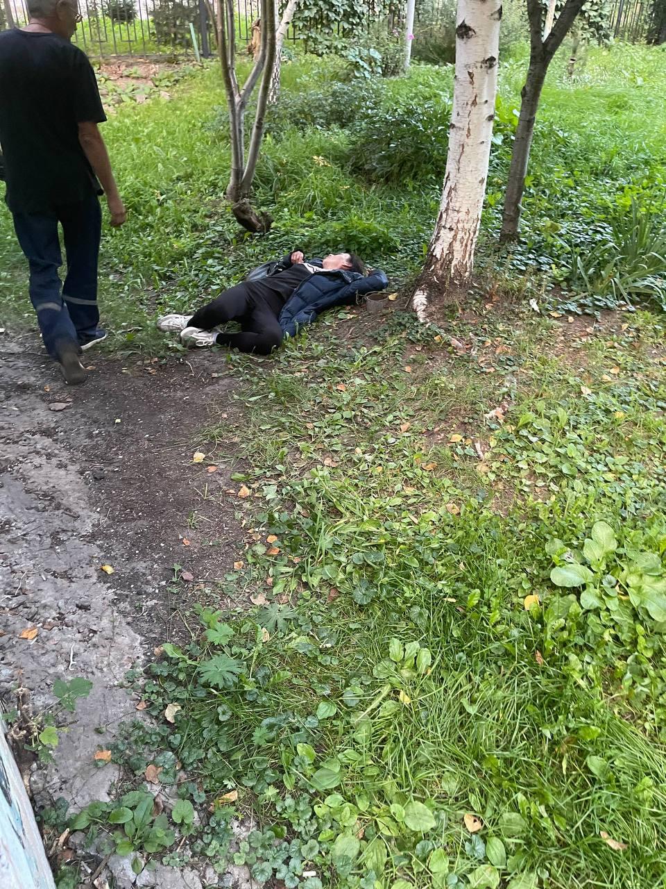 В Новосибирске во дворе нашли двух девушек без сознания — одну у подъезда,...