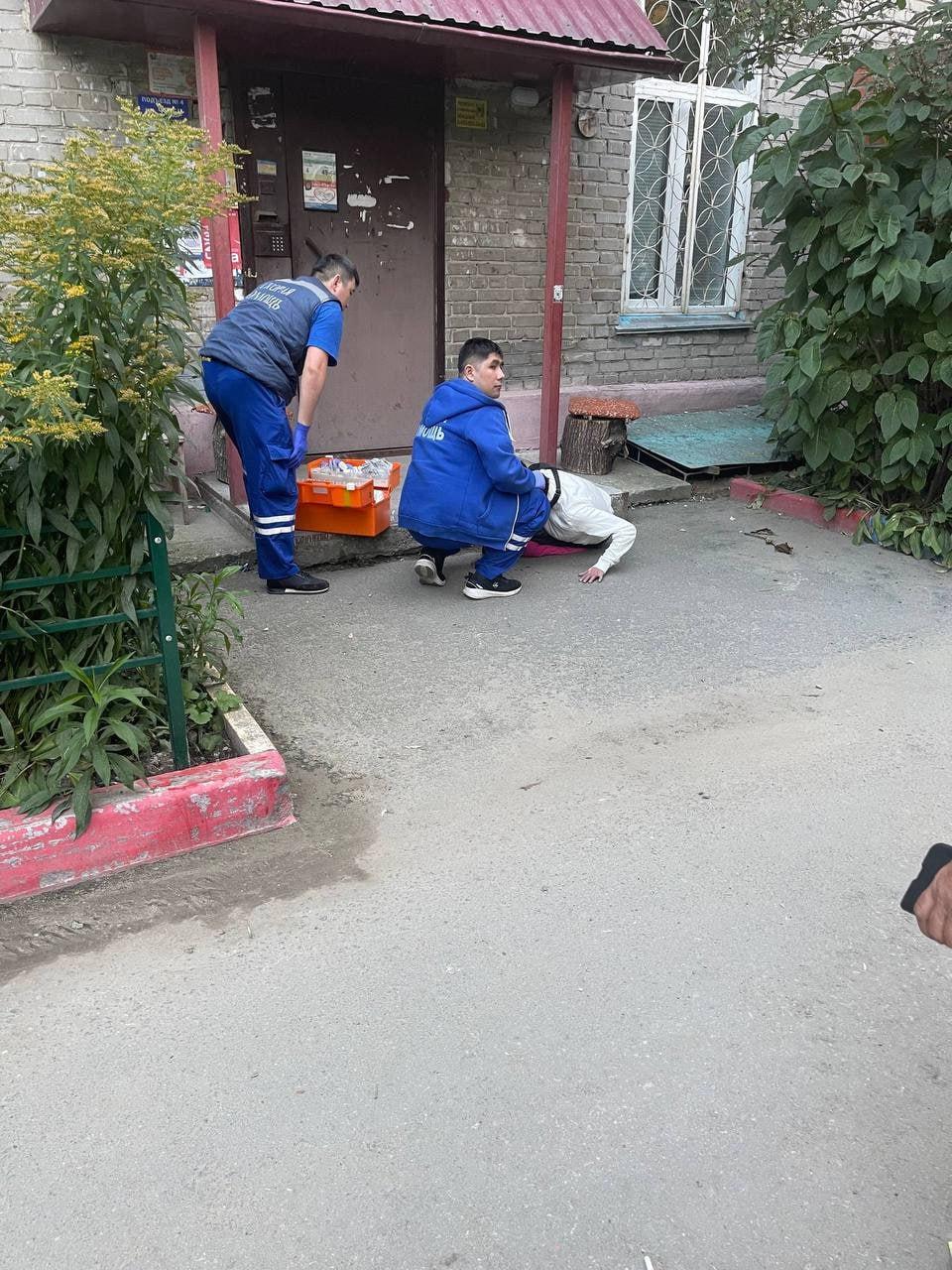 В Новосибирске во дворе нашли двух девушек без сознания — одну у подъезда,...