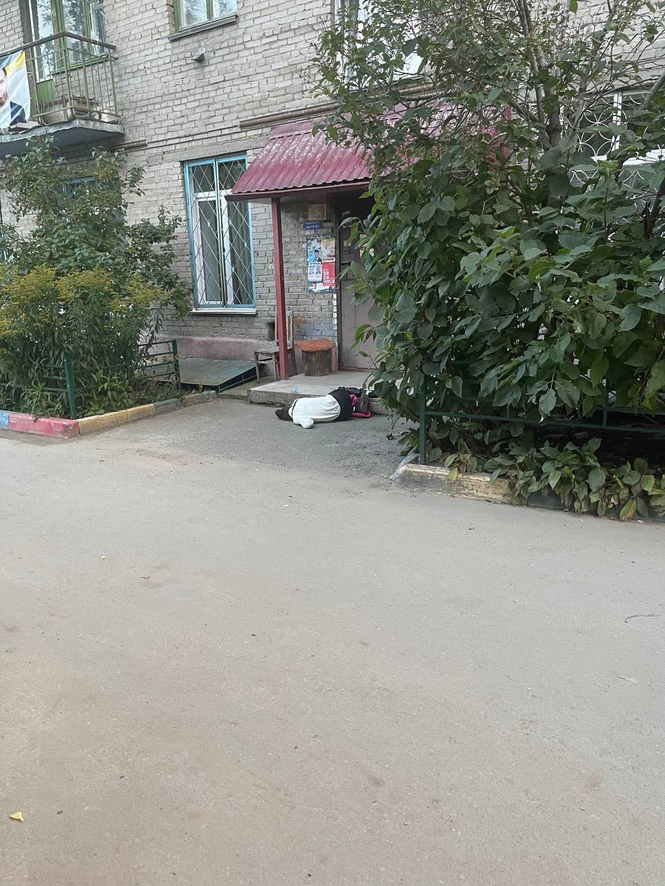 В Новосибирске во дворе нашли двух девушек без сознания — одну у подъезда,...