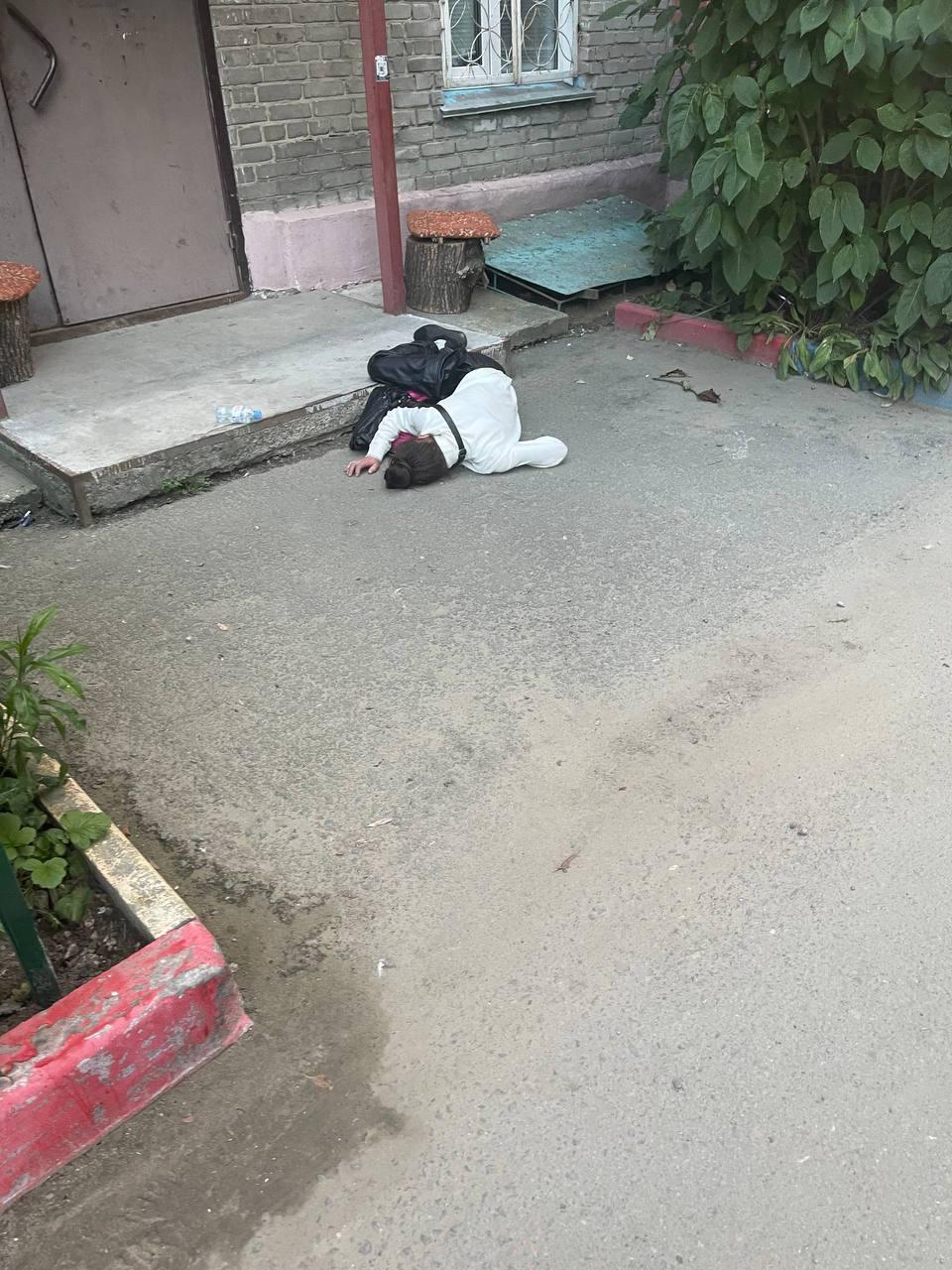 В Новосибирске во дворе нашли двух девушек без сознания — одну у подъезда,...