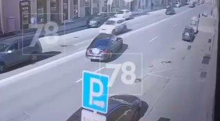 Мотоциклист погиб в ДТП у дома 76 на 9-й линии В.О. Судя по кадрам,...