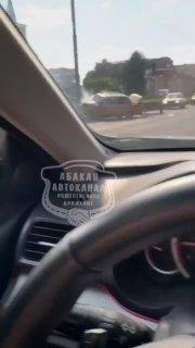 На Пушкина-Жукова машина врезалась в столб. ДТП рядом с храмом Константина и...