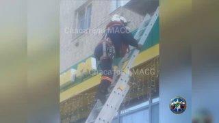 Новосибирец упал на козырек магазина на Забалуева