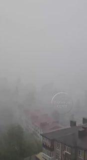 Сочи под ударом стихии: грозовые ливни топят улицы, деревья не выдерживают и валятся.