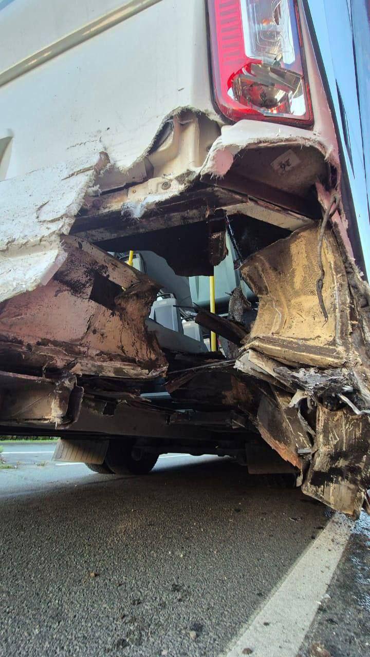 В Артёме седан разнёс два автобуса и попытался сбежать с места ДТП.