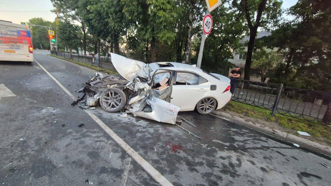 В Артёме седан разнёс два автобуса и попытался сбежать с места ДТП.
