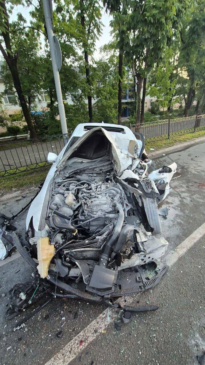 В Артёме седан разнёс два автобуса и попытался сбежать с места ДТП.