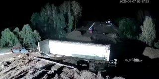 Авто на полной скорости влетело в опору строящегося моста в Башкирии, загорелось и упало в воду.