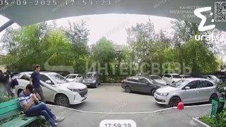 Пьяный мужик напал на семью у подъезда многоэтажки в Челябинске. Отец с женой...