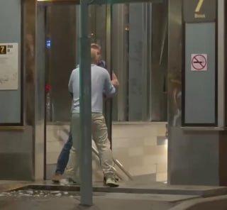 Битва произошла между двумя жителями столицы у метро. Победил тот мужчина,...